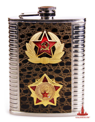 F0010.jpg Фляжка «Вооруженные силы СССР» (1) Отличная подарочная металлическая фляжка, изготовленная из легированной нержавеющей стали с анодированным пищевым покрытием, позволяющим хранить содержимый в ней напиток достаточно продолжительное время, без изменения вкусовых и естественных качественных изменений. Фронтальная и тыльная сторона внешней поверхности фляги покрыта влагостойкой полимерной кожей, придающей ей особенный эффектный внешний вид, включая тактильные комфортные ощущения от ее использования. Фляга имеет аппликационный металлический знак Красной Звезды, обрамленной золотыми лаврами солдатской доблести истории ВС СССР - официального знака различия солдат и старшин рабоче-крестьянской красной армии советского периода времени. Подарочная фляга имеет и второй дополнительный юбилейный памятный знак Вооруженных сил Союза Советских Социалистических Республик, выполненный в виде двух пересекающихся пиктограмм. Фляга станет отличным подарком для человека, часто путешествующего, охотника или рыбака, которому необходим «неприкосновенный запас» от освежающей минеральной воды до «наркомовской нормы» воспламеняющего спирта. Размер фляги 23х93х122 мм., объемом 230 мл.
